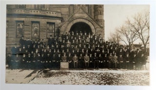 88762] BLACK-AND-WHITE PHOTO OF THE MEN'S BIBLE CLASS, FIRST PRESBYTERIAN CHURCH, DAVENPORT, IOWA